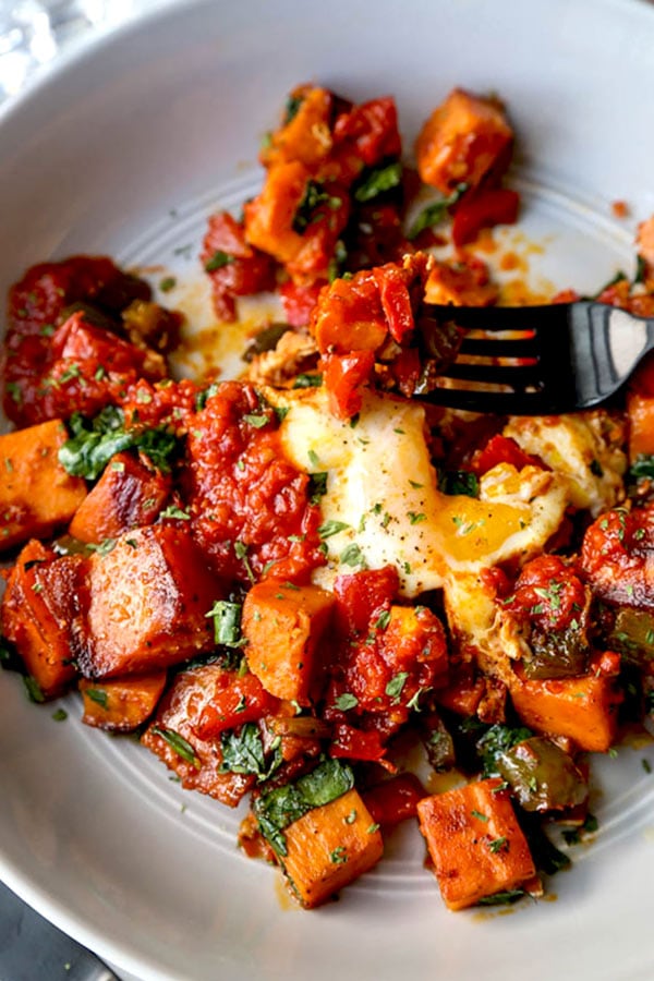 Harissa Sweet Potato Hash - Turn brunch into a healthy and spicy affair with this delicious Harissa Sweet Potato Hash Recipe. Sweet potato breakfast casserole, easy sweet potato recipe, brunch recipe ideas, healthy egg breakfast, gluten free breakfast recipe | pickledplum.com