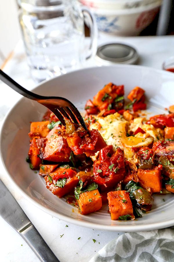 Harissa Sweet Potato Hash - Turn brunch into a healthy and spicy affair with this delicious Harissa Sweet Potato Hash Recipe. Sweet potato breakfast casserole, easy sweet potato recipe, brunch recipe ideas, healthy egg breakfast, gluten free breakfast recipe | pickledplum.com