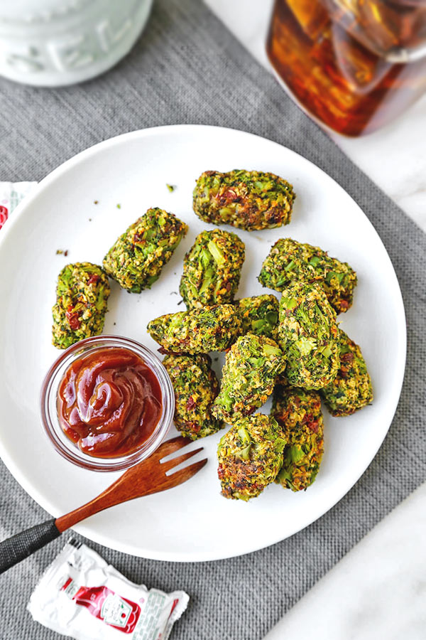 Broccoli Tots - This is a savory and crunchy, veggie loaded Broccoli Tots Recipe. Vegan or not, these will be a crowd pleaser! healthy broccoli recipes, vegetable appetizers, healthy appetizer recipes, broccoli bites, vegan appetizer recipes | pickledplum.com 