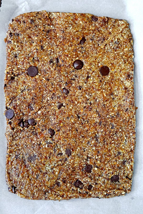 Healthy Granola Bars - Indulge your sweet tooth while keeping it low sugar with this nutty and delicious Healthy Granola Bars Recipe. Ready in 25 minutes. homemade granola bar recipe, healthy snacks recipes, energy bars, oat bar recipes | pickledplum.com 