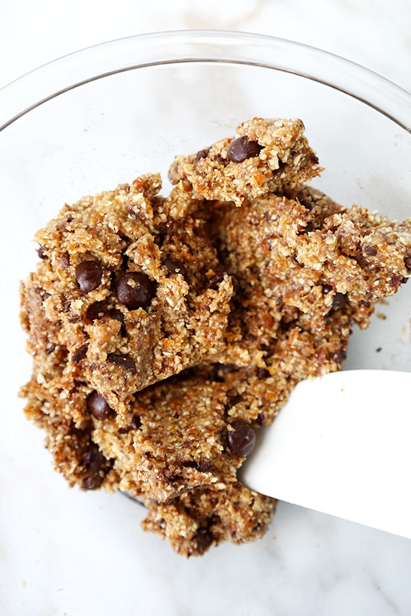 Healthy Granola Bars - Indulge your sweet tooth while keeping it low sugar with this nutty and delicious Healthy Granola Bars Recipe. Ready in 25 minutes. homemade granola bar recipe, healthy snacks recipes, energy bars, oat bar recipes | pickledplum.com 