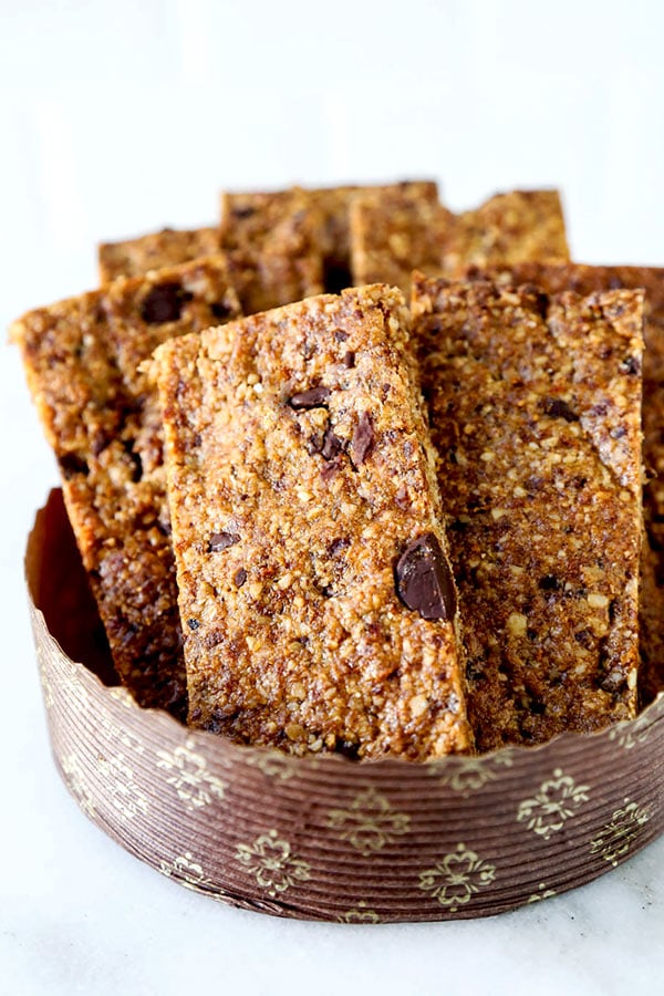 Healthy Granola Bars - Indulge your sweet tooth while keeping it low sugar with this nutty and delicious Healthy Granola Bars Recipe. Ready in 25 minutes. homemade granola bar recipe, healthy snacks recipes, energy bars, oat bar recipes | pickledplum.com 