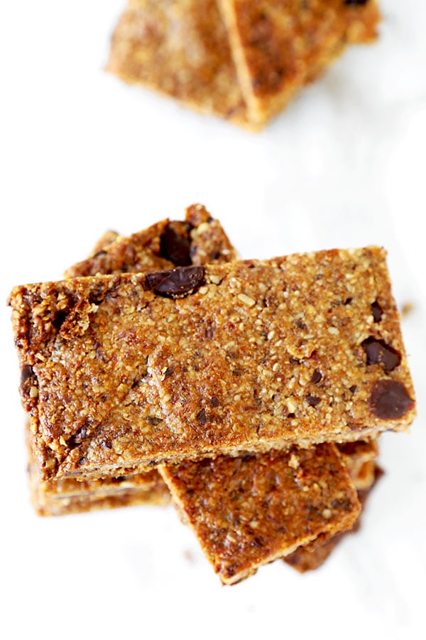 Healthy Granola Bars - Indulge your sweet tooth while keeping it low sugar with this nutty and delicious Healthy Granola Bars Recipe. Ready in 25 minutes. homemade granola bar recipe, healthy snacks recipes, energy bars, oat bar recipes | pickledplum.com 