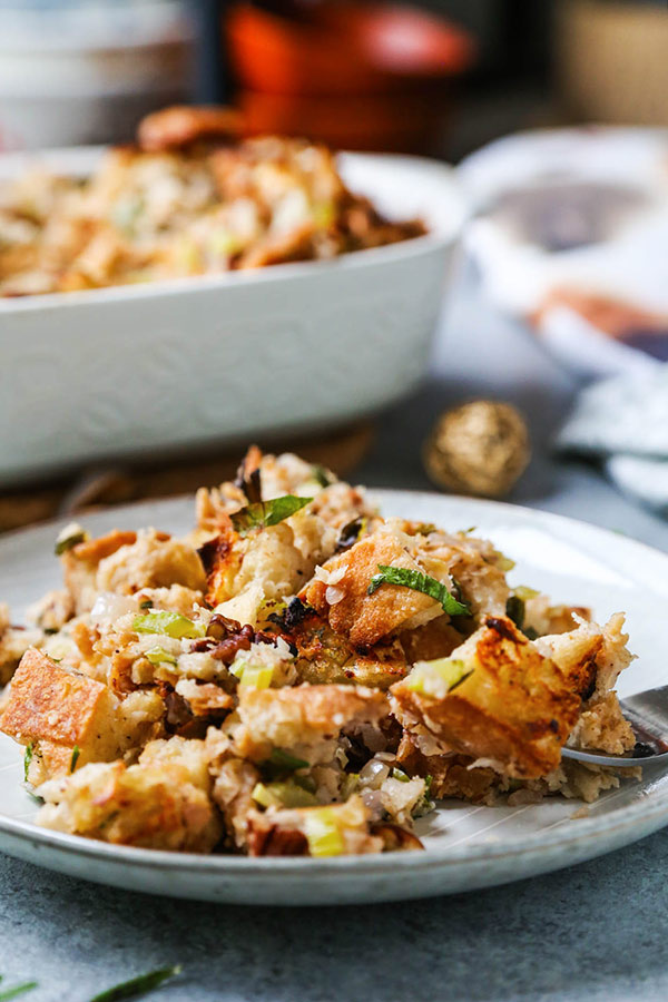 Vegan stuffing - This vegan stuffing is healthy, savory, nutty and packed with freshly chopped herbs. plant based recipes, vegan thanksgiving recipes, healthy vegetarian recipes, vegan christmas recipes, easy stuffing recipes, Thanksgiving dinner recipes | pickledplum.com
