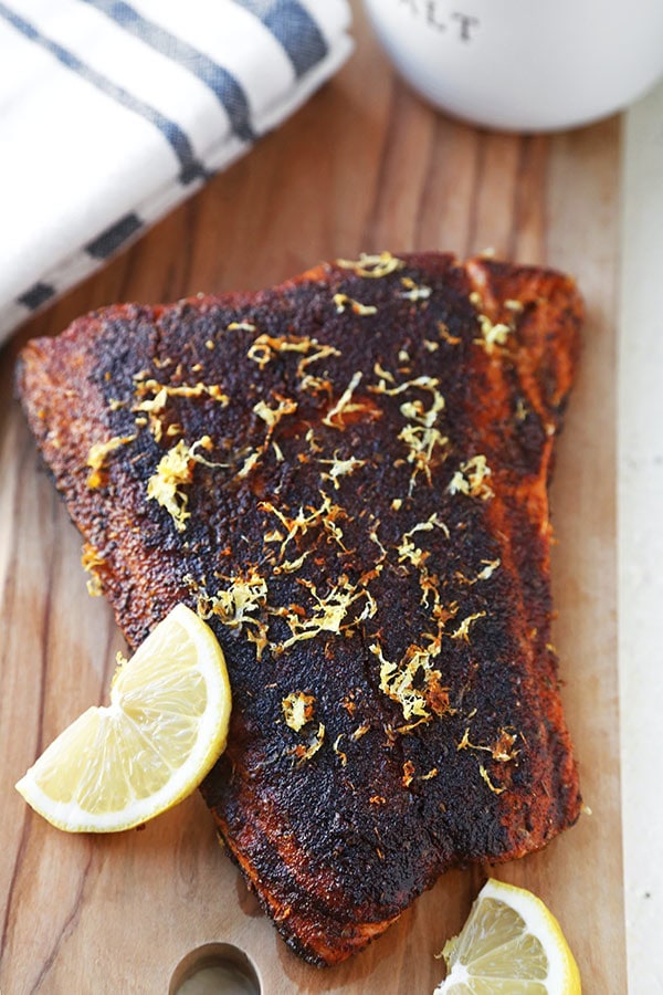 Sumac-spiced blackened salmon - packed with flavors and ready in under 15 minutes! easy salmon recipes, healthy salmon recipes, healthy dinner recipe, fish and seafood, pan fried, pescatarian recipe | pickledplum.com