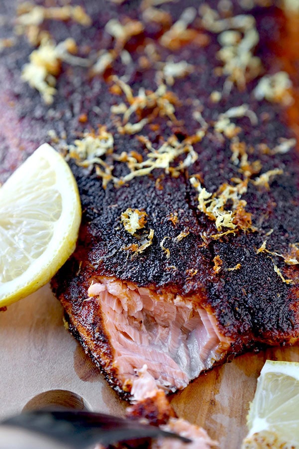 Sumac-spiced blackened salmon - packed with flavors and ready in under 15 minutes! easy salmon recipes, healthy salmon recipes, healthy dinner recipe, fish and seafood, pan fried, pescatarian recipe | pickledplum.com