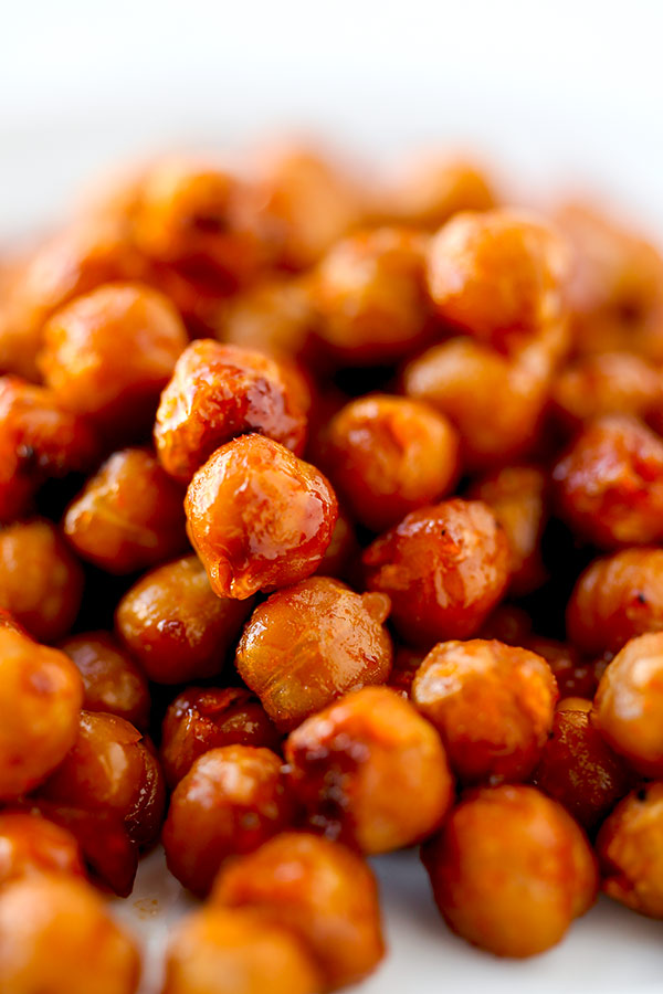 Honey Sriracha Roasted Chickpeas - Spicy sweet chickpeas make the perfect healthy mid afternoon or late night snack. They are also the perfect diet food since chickpeas reduce belly fat and direct it away from the waistline for a flatter stomach! healthy snack recipes, vegetarian snack recipe, homemade healthy snacks, roasted beans | pickledplum.com