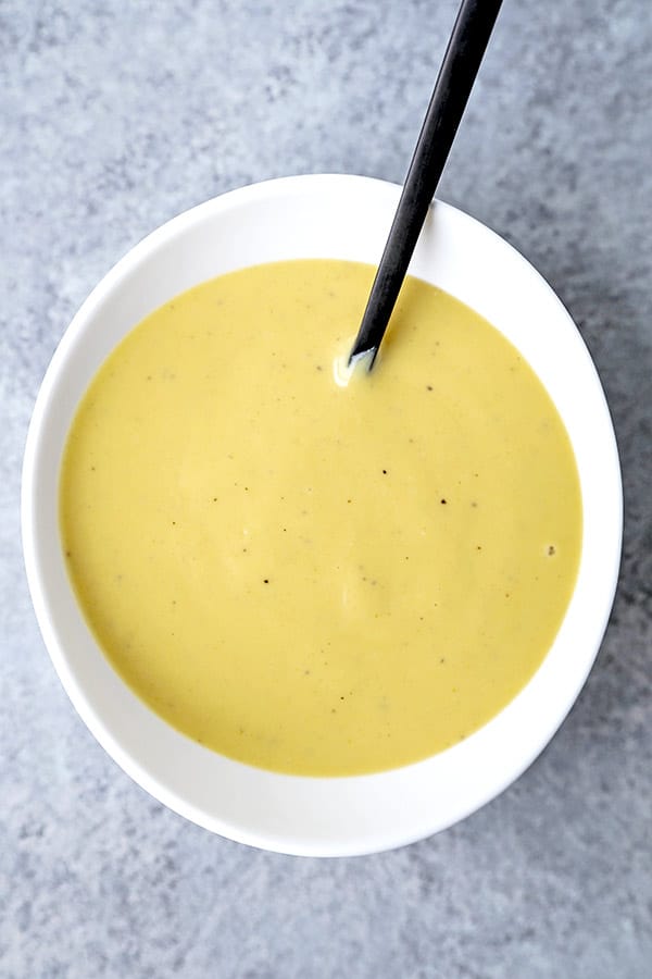 Lightened Up Homemade Honey Mustard Dressing - Most store bought honey mustard dressings contain a minimum of 15 ingredients. This homemade recipe only needs 5! It's fresh, low in fat and actually good for you! Ready in 5 minutes from start to finish. #healthyrecipes #healthyliving #recipeoftheday #salads 
