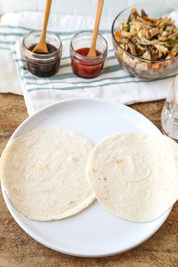 Mu Shoo Tofu Receita - Este post é um moo shu tofu vegetariano saudável, embalado com vegetais e atirado num molho doce e saboroso. Pode usar tortilhas ou envoltórios de alface para actuar como panqueca para esta fritada rápida. Comida chinesa caseira tornada mais saudável e pronta em apenas 20 minutos! #chinesefood #stirfry #healthyeating #vegetables #tofu | pickledplum.com