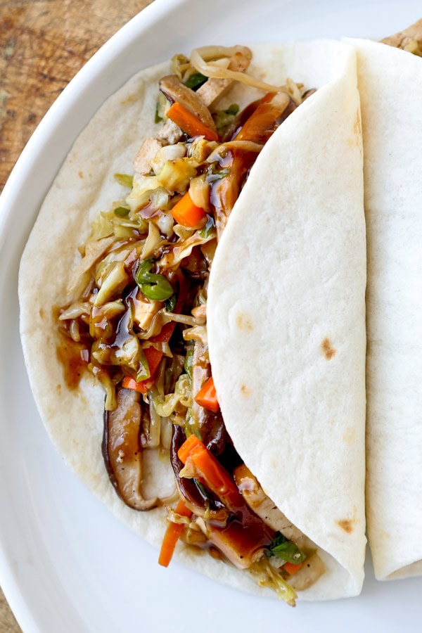 Mu Shoo Tofu Receita - Este post é um moo shu tofu vegetariano saudável, embalado com vegetais e atirado num molho doce e saboroso. Pode usar tortilhas ou envoltórios de alface para actuar como panqueca para esta fritada rápida. Comida chinesa caseira tornada mais saudável e pronta em apenas 20 minutos! #chinesefood #stirfry #healthyeating #vegetables #tofu | pickledplum.com