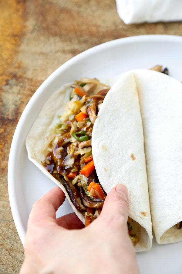 Mu Shoo Tofu Rezept - Dieser Beitrag ist ein gesundes vegetarisches Moo Shu Tofu, verpackt mit Gemüse und geworfen in einer süßen und herzhaften Sauce. Sie können Tortillas oder Salatwickel verwenden, die als Pfannkuchen für dieses schnelle Wokgericht dienen. Hausgemachtes chinesisches Essen gesünder gemacht und in nur 20 Minuten fertig! #chinesefood #stirfry #healthyeating #vegetables #tofu | pickledplum.com