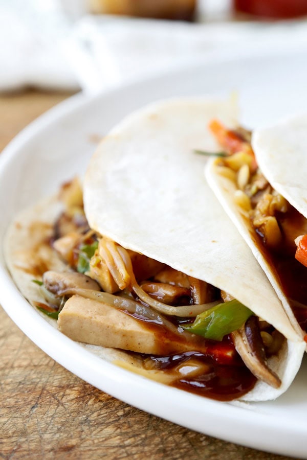 Réception de moo shu - Ce post est un moo shu tofu végétarien sain, rempli de légumes et mélangé dans une sauce sucrée et salée. Vous pouvez utiliser des tortillas ou des feuilles de laitue pour faire office de crêpe pour ce sauté rapide. De la nourriture chinoise faite maison, plus saine et prête en seulement 20 minutes ! #chinesefood #stirfry #healthyeating #vegetables #tofu | pickledplum.com