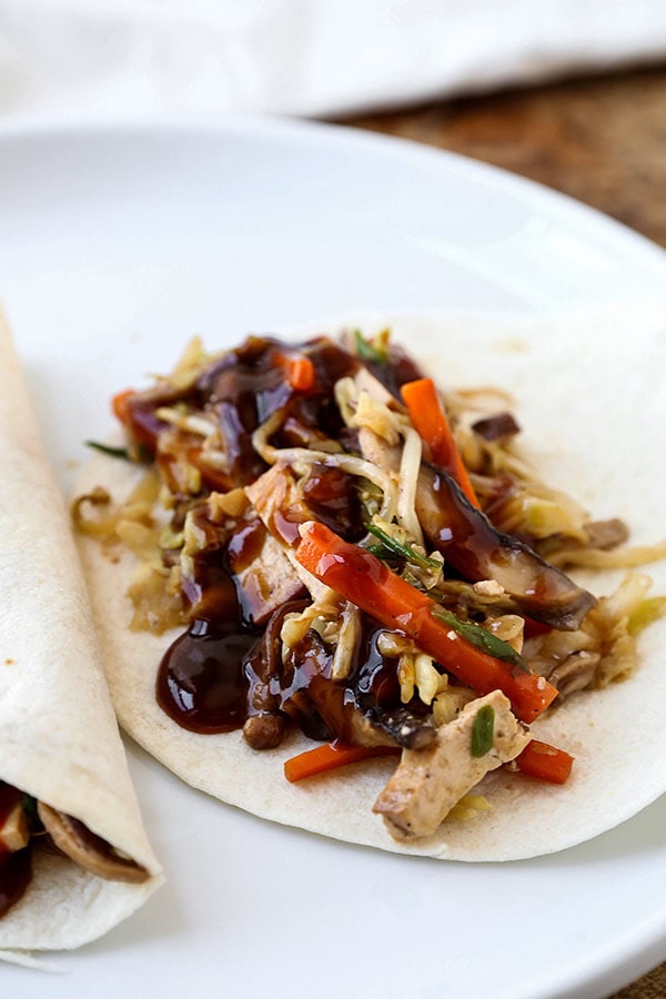 Mu Shoo Tofu-Rezept - Dieser Beitrag ist ein gesunder vegetarischer Moo Shu Tofu, vollgepackt mit Gemüse und geschwenkt in einer süßen und herzhaften Sauce. Sie können Tortillas oder Salatwickel verwenden, die als Pfannkuchen für dieses schnelle Wokgericht dienen. Hausgemachtes chinesisches Essen gesünder gemacht und in nur 20 Minuten fertig! #chinesefood #stirfry #healthyeating #vegetables #tofu | pickledplum.com