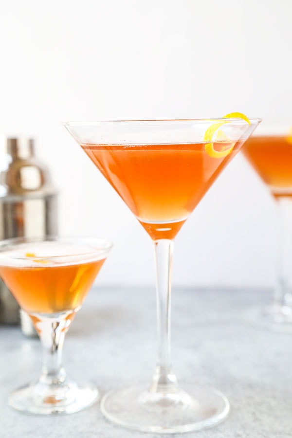 French Martini - This a classy, frothy French martini cocktail made with Chambord, vodka and pineapple juice. The perfect cocktail to celebrate the arrival of the weekend! #martini #cocktails #recipes #drinks | pickledplum.com