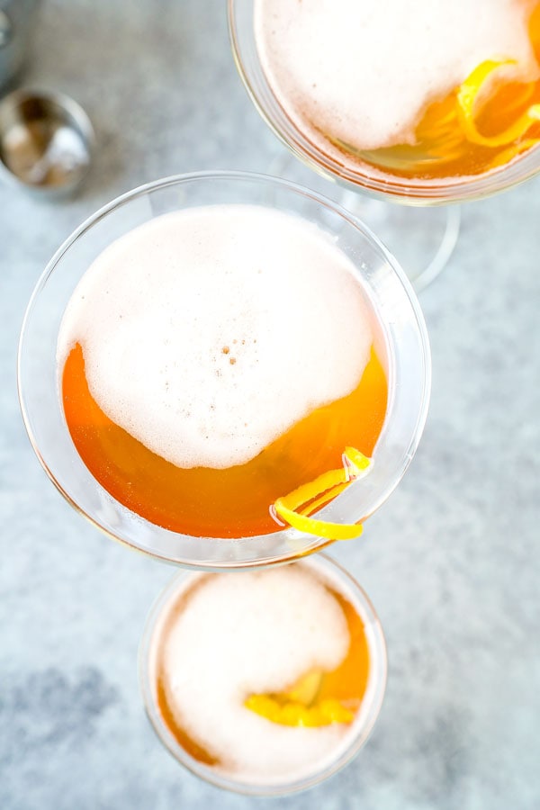 French Martini - This a classy, frothy French martini cocktail made with Chambord, vodka and pineapple juice. The perfect cocktail to celebrate the arrival of the weekend! #martini #cocktails #recipes #drinks | pickledplum.com