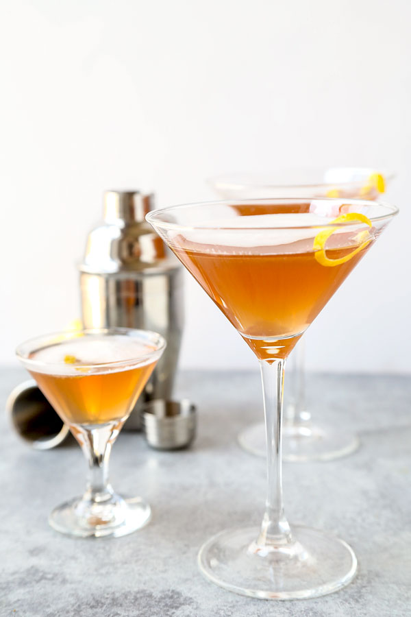 French Martini - This a classy, frothy French martini cocktail made with Chambord, vodka and pineapple juice. The perfect cocktail to celebrate the arrival of the weekend! #martini #cocktails #recipes #drinks | pickledplum.com