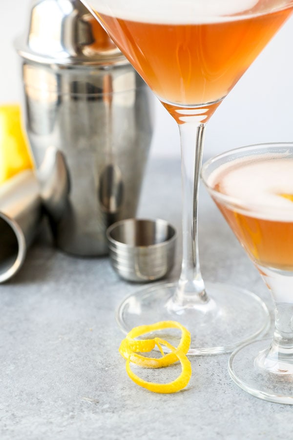 French Martini - This a classy, frothy French martini cocktail made with Chambord, vodka and pineapple juice. The perfect cocktail to celebrate the arrival of the weekend! #martini #cocktails #recipes #drinks | pickledplum.com