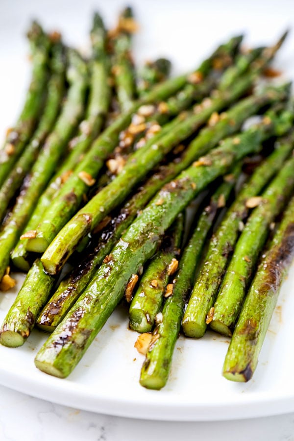 Sauteed Asparagus with Garlic and Oyster Sauce - A Sauteed Asparagus With Garlic and Oyster Sauce Recipe that is packed with bold yet delicate flavors. Ready in 10 minutes! #Vegetarian #healthyeating #chinesefood #healthyrecipes | pickledplum.com