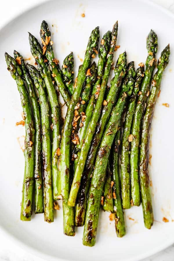 Sauteed Asparagus with Garlic and Oyster Sauce - A Sauteed Asparagus With Garlic and Oyster Sauce Recipe that is packed with bold yet delicate flavors. Ready in 10 minutes! #Vegetarian #healthyeating #chinesefood #healthyrecipes | pickledplum.com