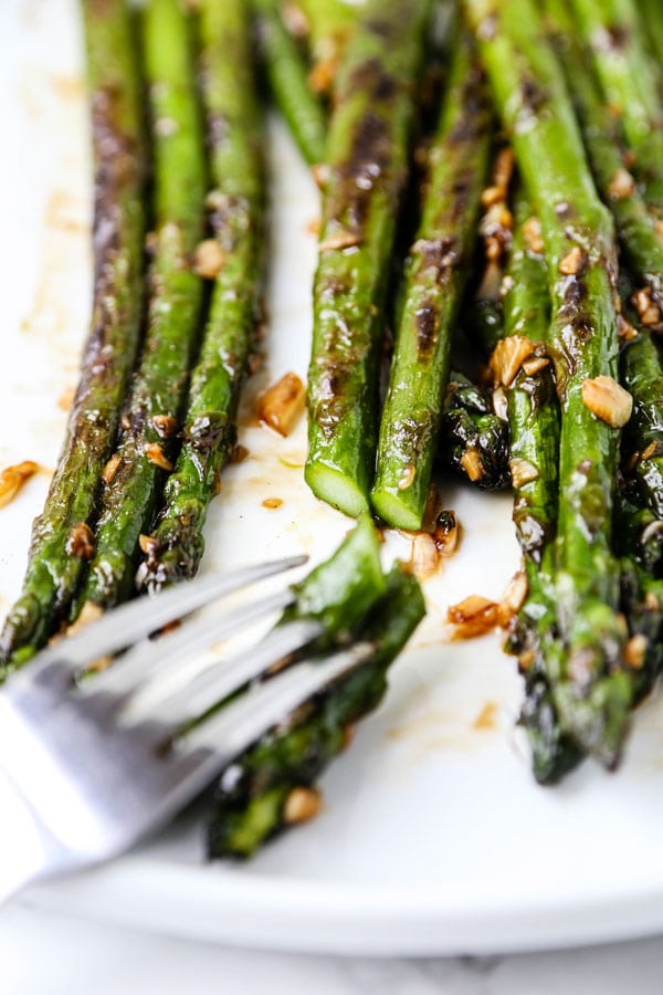 Sauteed Asparagus with Garlic and Oyster Sauce - A Sauteed Asparagus With Garlic and Oyster Sauce Recipe that is packed with bold yet delicate flavors. Ready in 10 minutes! #Vegetarian #healthyeating #chinesefood #healthyrecipes | pickledplum.com