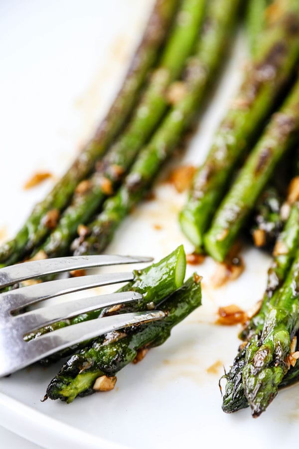 Sauteed Asparagus with Garlic and Oyster Sauce - A Sauteed Asparagus With Garlic and Oyster Sauce Recipe that is packed with bold yet delicate flavors. Ready in 10 minutes! #Vegetarian #healthyeating #chinesefood #healthyrecipes | pickledplum.com