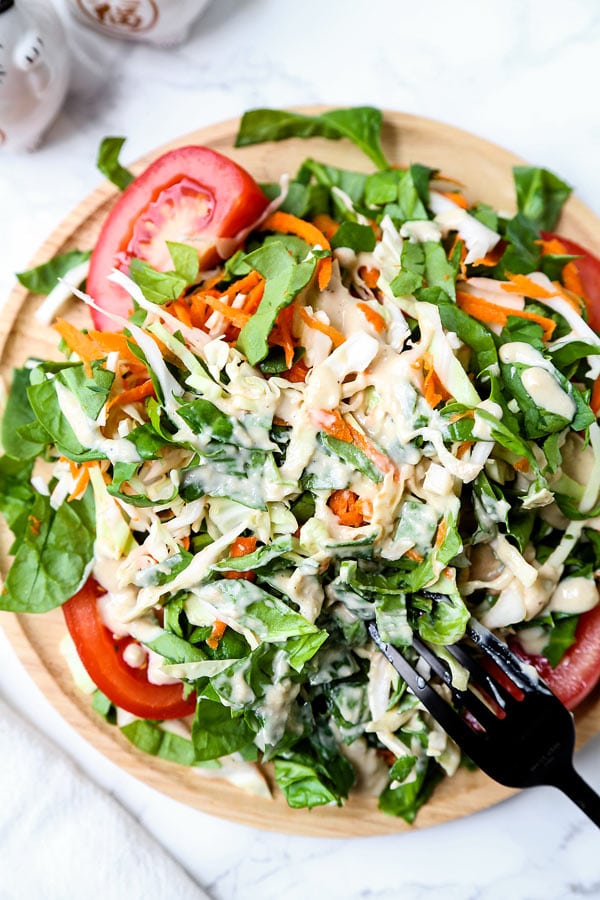 Creamy Tofu Ginger Salad Dressing (Vegan) - Toto je rychlý a snadný veganský krémový salátový dresink z tofu, který je zázvorový, pikantní a trochu sladký. Hotová za pouhých 5 minut! #veganrecepts #vegetarian #glutenfree #saladdressing | pickledplum.com