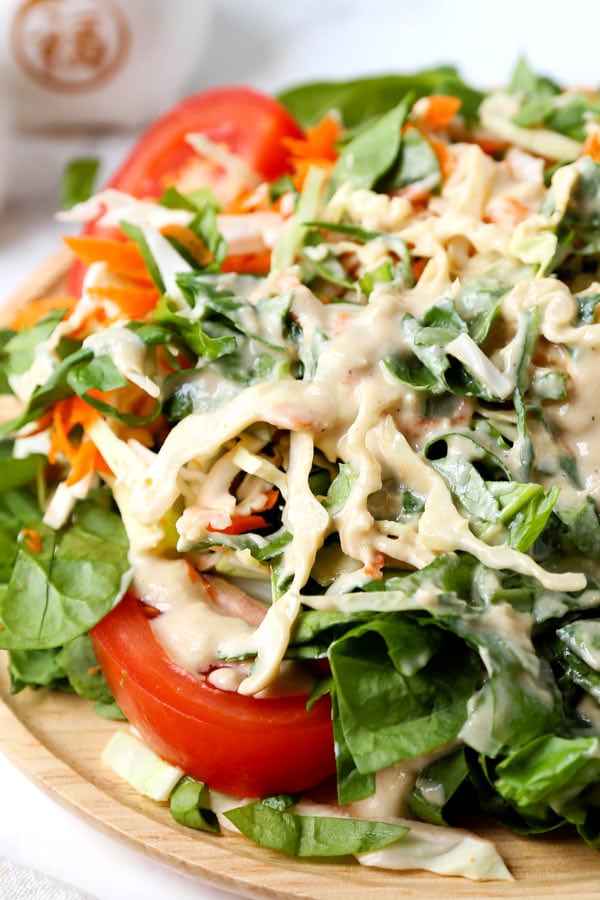 Creamy Tofu Ginger Salad Dressing (Vegan) - Toto je rychlý a snadný veganský krémový salátový dresink z tofu, který je zázvorový, pikantní a trochu sladký. Hotová za pouhých 5 minut! #veganrecepts #vegetarian #glutenfree #saladdressing | pickledplum.com