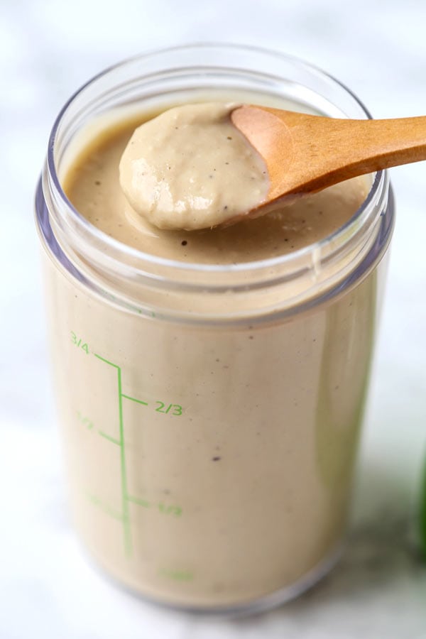 Vinaigrette crémeuse pour salade de tofu au gingembre (végétalienne) - Il s'agit d'une vinaigrette végétalienne crémeuse pour salade de tofu, rapide et facile, épicée, piquante et un peu sucrée. Prêt en seulement 5 minutes ! #veganrecipes #vegetarian #glutenfree #saladdressing | pickledplum.com