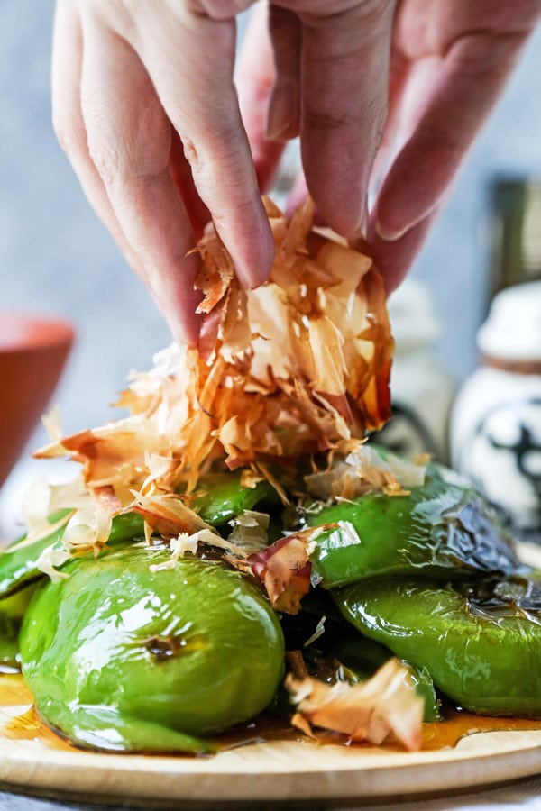 Blanketed with katsuobushi (鰹節) and coated with a sweet and savory dressing, these charred Japanese Style Grilled Bell Peppers wouldn’t be out of place in a Tokyo izakaya. Best part: you can make these grilled peppers on the stove in a grill pan! #peppers #pescatarian #healthyeating #healthyrecipe