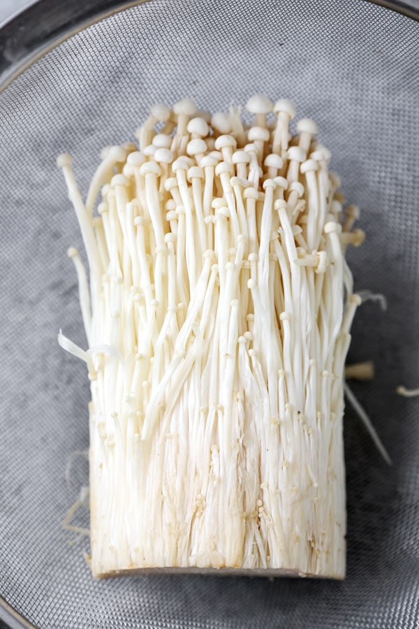 Setas Enoki al horno (veganas) - ¡Esta deliciosa y saludable receta japonesa está llena de umami! Horneados a la perfección, estos champiñones enoki son perfectos como acompañamiento para la cena, junto con tofu, o cubiertos con cebollas verdes. ¡Simplemente delicioso! #japanesefood #veganrecipes #vegetarian #plantbased | pickledplum.com