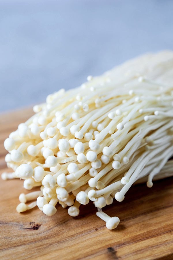 Frische Enoki-Pilze