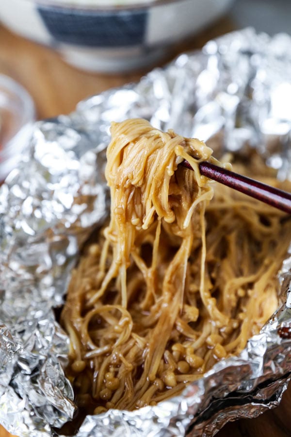 Gebratene Enoki-Pilze (vegan) - Dieses köstliche, gesunde japanische Rezept ist vollgepackt mit Umami! Diese auf Folie gebackenen Enoki-Pilze eignen sich perfekt als Beilage zum Abendessen, zusammen mit Tofu oder gekrönt mit grünen Zwiebeln. Einfach köstlich! #japanesefood #veganrecipes #vegetarian #plantbased | pickledplum.com