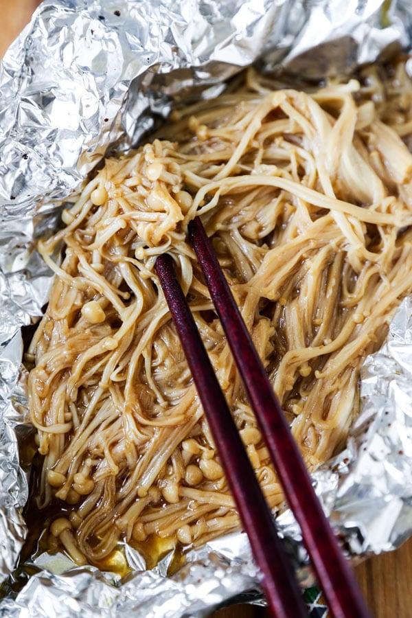 Gebackene Enoki-Pilze auf Folie (vegan) - Dieses köstliche, gesunde japanische Rezept ist vollgepackt mit Umami! Perfekt in Folie gebacken, eignen sich diese Enoki-Pilze perfekt als Beilage zum Abendessen, zusammen mit Tofu oder gekrönt mit grünen Zwiebeln. Einfach köstlich! #japanesefood #veganrecipes #vegetarisch #plantbased | pickledplum.com