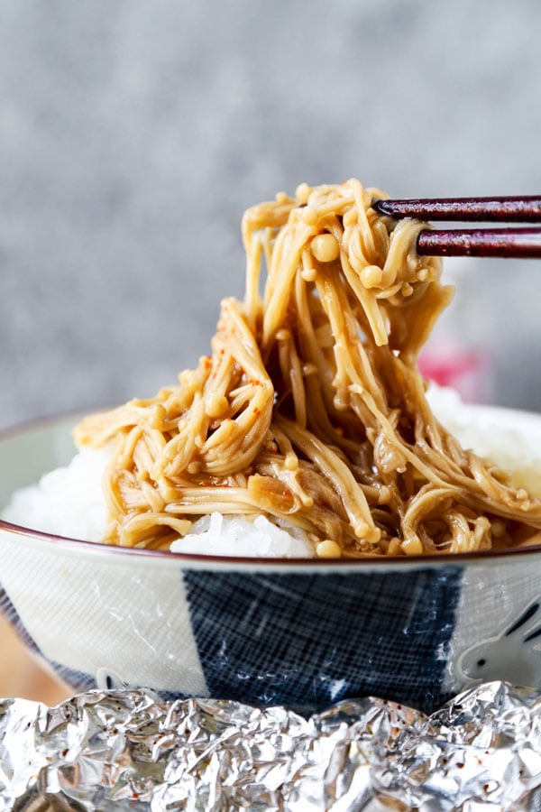 Setas enoki sobre arroz