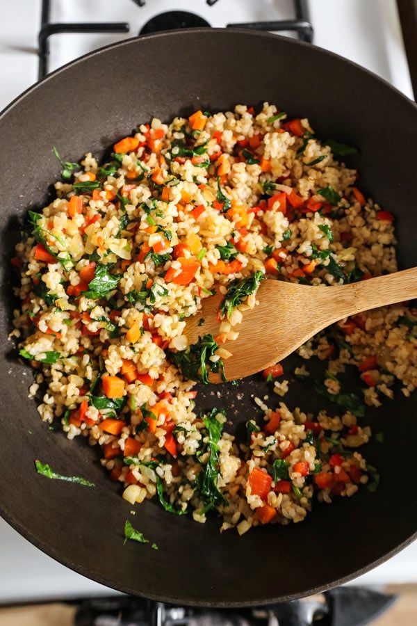 Récie de riz frit végétalien - Voici un sauté de riz frit végétalien facile et sain rempli de légumes (sans œuf) et aux saveurs traditionnelles chinoises. C'est le meilleur ! #veganrecipes #vegetarianrecipes #plantbased #healthyeating #healthyrecipes | pickledplum.com's the best! #veganrecipes #vegetarianrecipes #plantbased #healthyeating #healthyrecipes | pickledplum.com