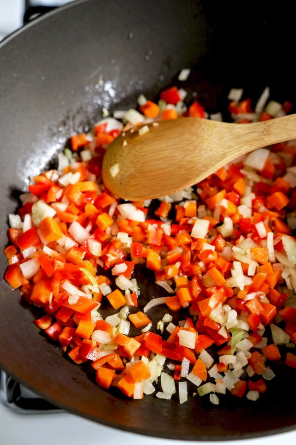 Récie de riz frit végétalien - C'est un riz frit végétalien facile et sain sauté rempli de légumes (sans œuf) et de saveurs chinoises traditionnelles. C'est le meilleur ! #veganrecipes #vegetarianrecipes #plantbased #healthyeating #healthyrecipes | pickledplum.com's the best! #veganrecipes #vegetarianrecipes #plantbased #healthyeating #healthyrecipes | pickledplum.com