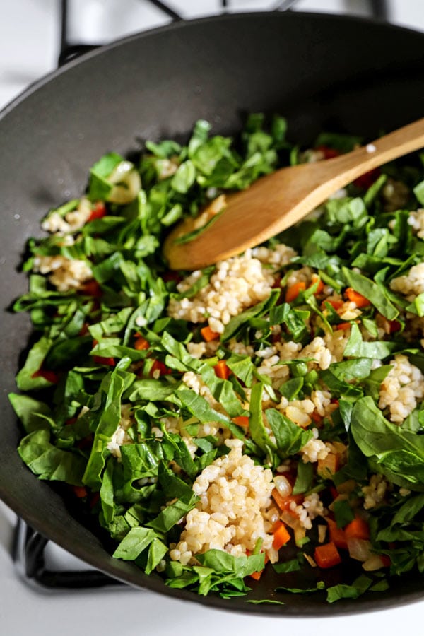 Recetón de arroz frito vegano - Este es un salteado de arroz frito vegano fácil y saludable repleto de verduras (sin huevo) y con sabores tradicionales chinos. ¡Es lo mejor! #recetasveganas #recetasvegetarianas #basadasenplantas #comidasaludables #recetassaludables | pickledplum.com's the best! #veganrecipes #vegetarianrecipes #plantbased #healthyeating #healthyrecipes | pickledplum.com