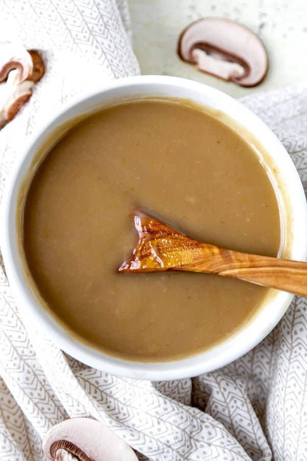 Vegan Mushroom Gravy - Easy vegan mushroom gravy recipe that's simple but packed with flavor! Pour it over mashed potatoes or biscuits, serve it to meat eater, they will love it! Healthy, low fat, meat-free! #vegetarianrecipes #vegan #plantbased #thanksgiving #christmas #holidayrecipe | pickledplum.com