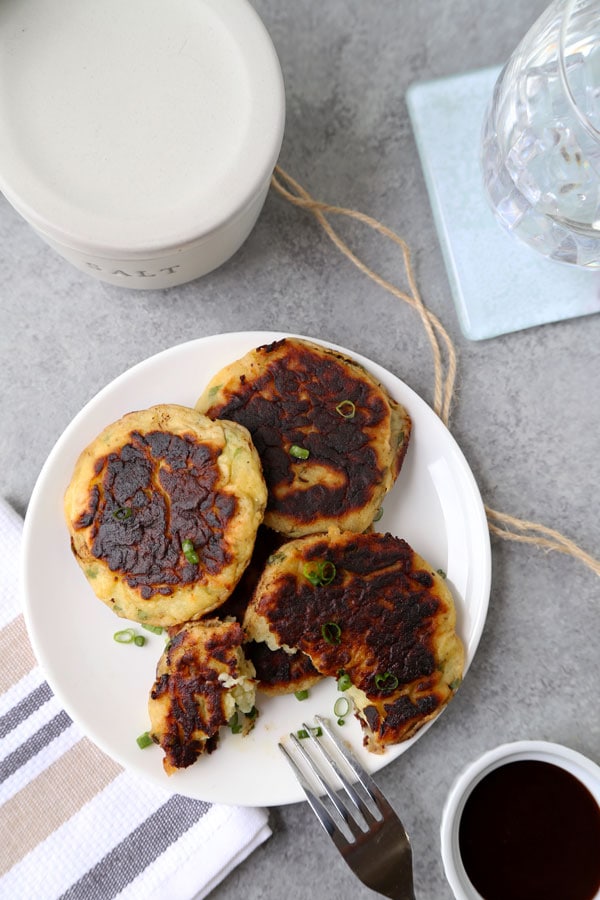 Mashed potato cakes - Are you ready to dig in to the fluffiest Mashed Potato Cakes Recipe? The perfect use for leftover mashed potatoes and ready in 17 minutes from start to finish! #potatorecipe #leftovers #mashedpotatoes | pickledplum.com