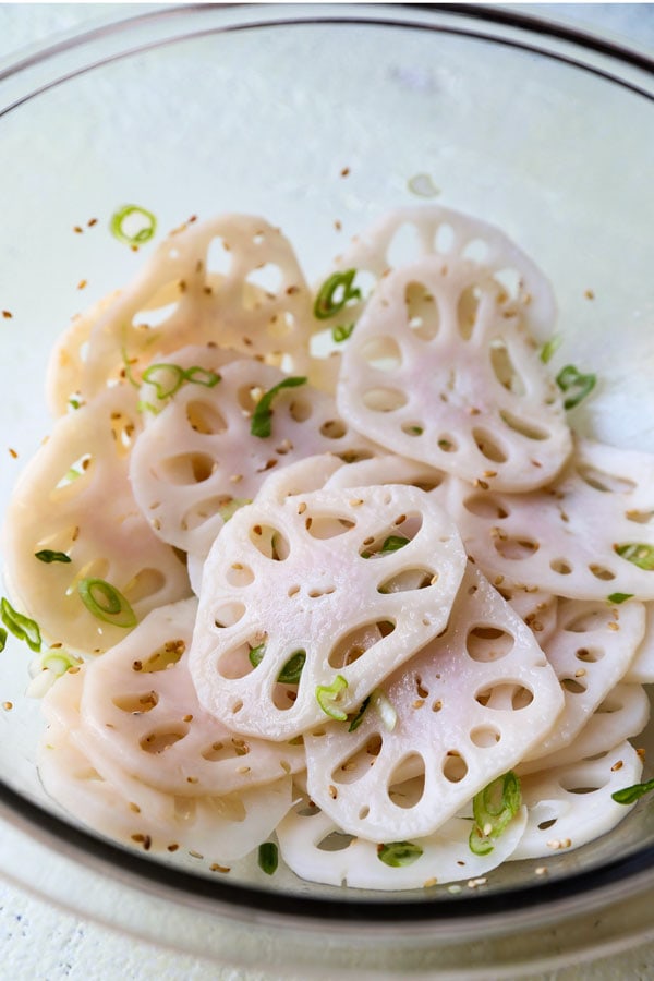 What does lotus root taste like?