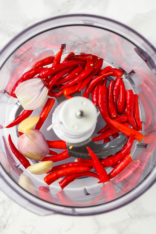 Red Thai chilis, garlic and shallots in a blender