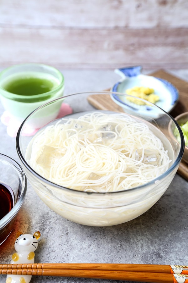 Chilled somen noodles recipe | pickledplum.com