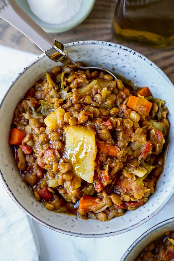 Ricetta di stufato di lenticchie Hearty Lentil Stew | pickledplum.com