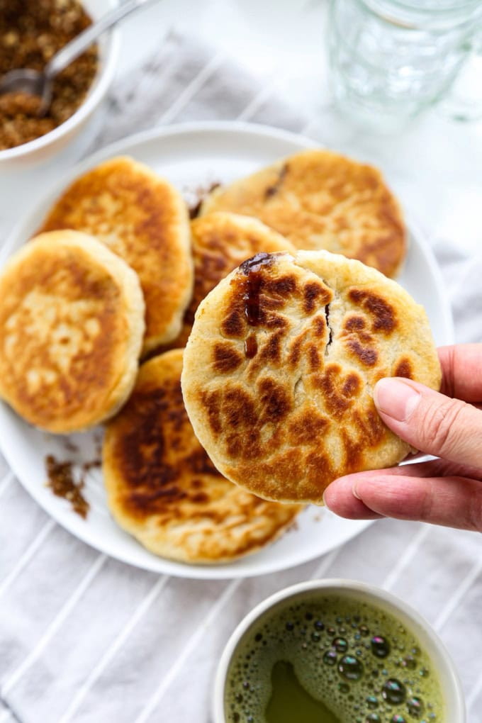 Hotteok (Koreaanse Zoete Pannenkoeken) - pickledplum.com