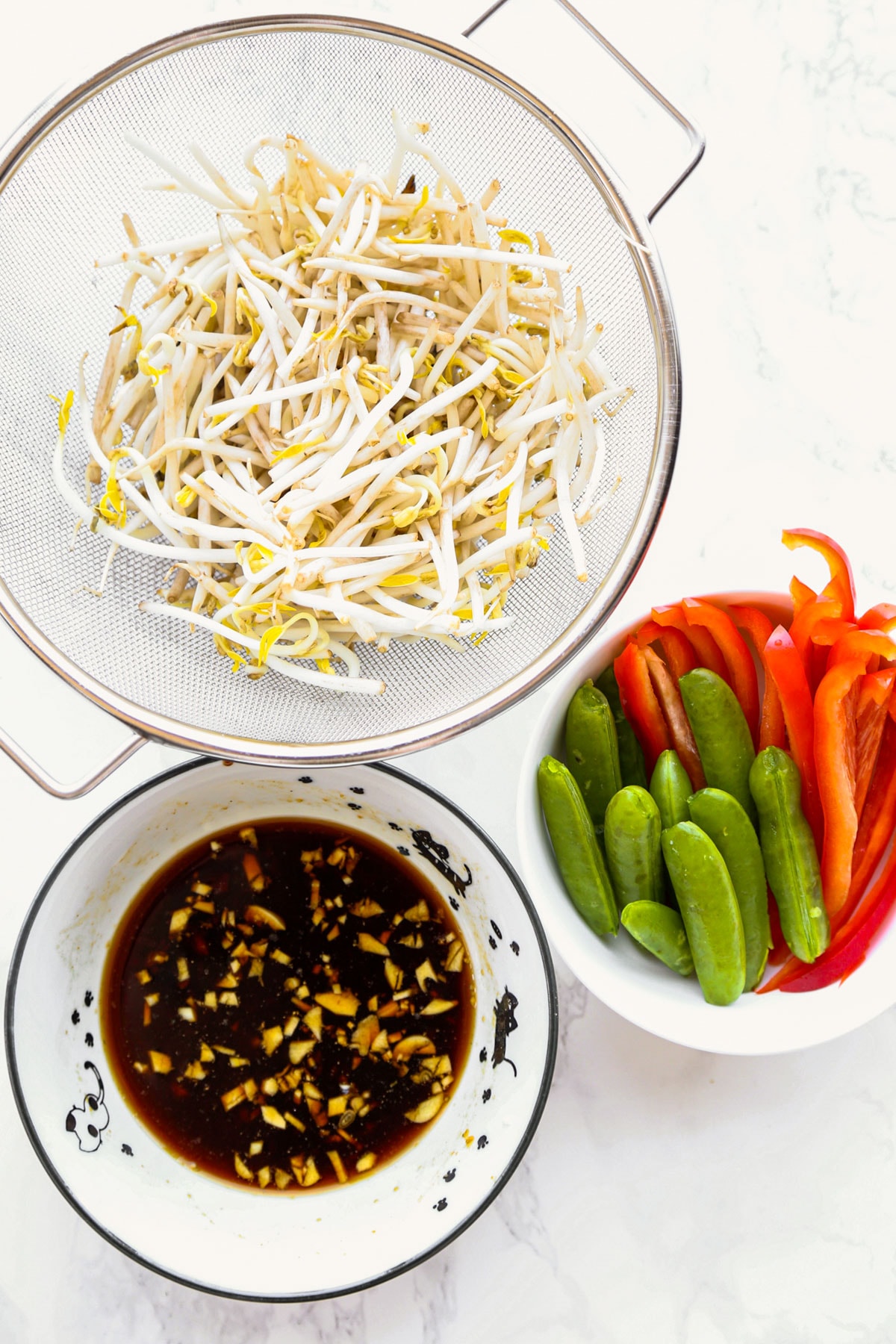 bean sprouts, vegetables, sauce