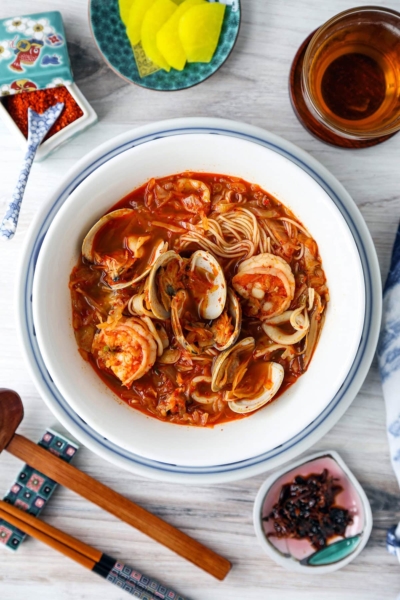 Jjamppong - Korean spicy seafood noodle soup