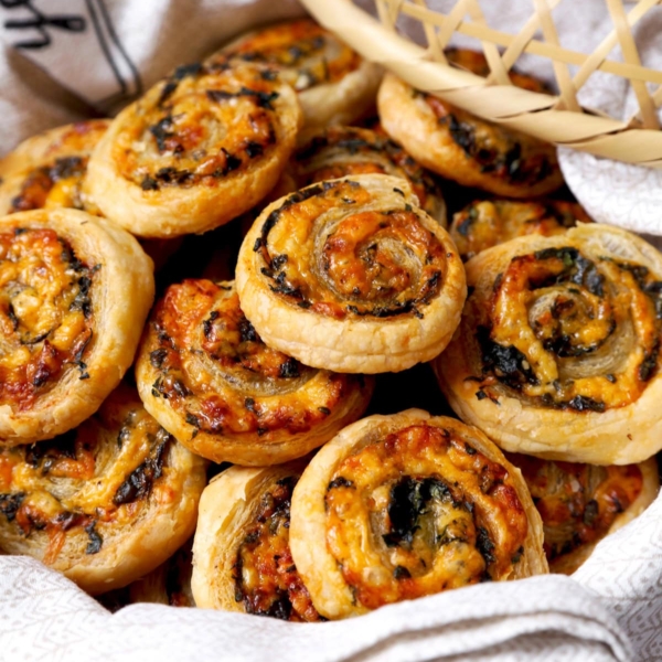 Cheesy Spinach and Sriracha Pinwheels | Pickled Plum