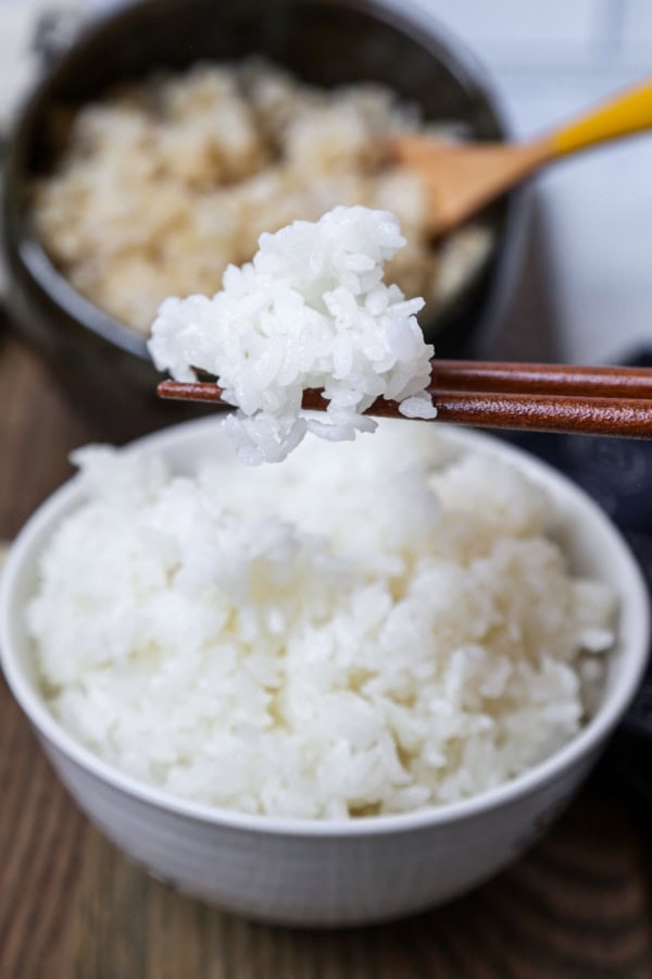 White Rice In Rice Cooker How To Cook White Rice and Brown Rice In A Rice Cooker: Easy Step By ...