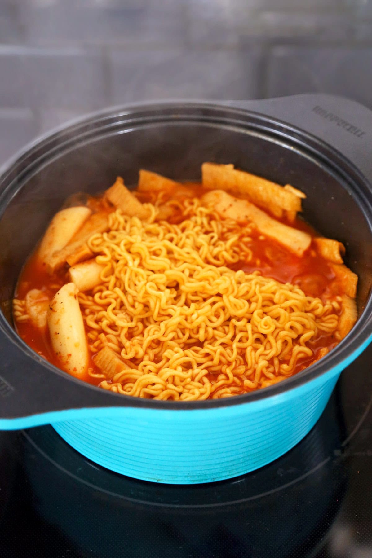 ramen noodles and rice cakes boiling