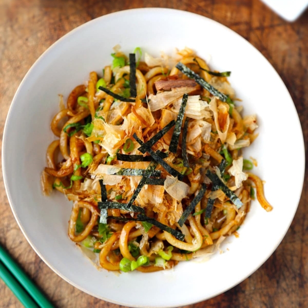 Yaki udon noodles with dashi and butter